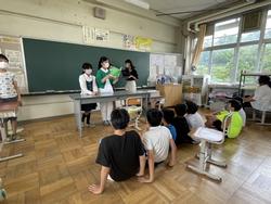 〇×クイズをする6年生