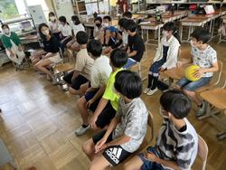 爆弾ゲームをする6年生