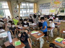 それぞれポーズをとる6年生