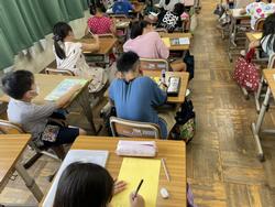 音読カードをつくる2年生