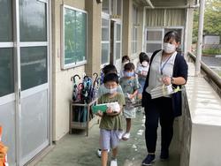 教科書を運ぶ1年生