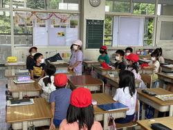 虫について発表する2年生