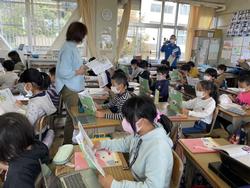 資料を読んで、状況を確認する4年生