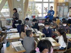 グループで交流する4年生