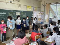 雨の中バス待ちの役割演技をする4年生