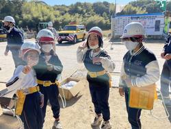 安全帯を着けて橋脚を上から見る4年生