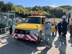 パトロールカーに乗る4年生