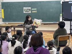 絵本の世界に入る2年生