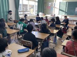 感想を発表する2年生