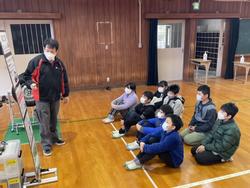 プレスや溶接、組立等の工程について説明を受ける5年生