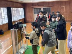 塗装の工程を体験する5年生