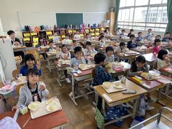 おいしく給食を食べる1年生