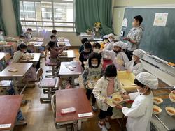 初めて給食を準備する1年生