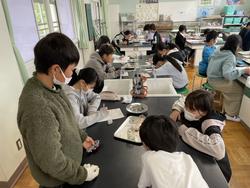線香の動きを見て、空気の流れを確かめる6年生