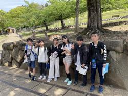 若草山で記念写真を撮る6年生