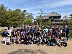 東大寺前で記念写真を撮る6年生