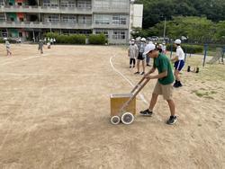 ドッジボールのラインを引く6年生
