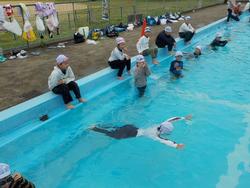 着衣水泳をする4年生