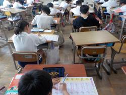 新出漢字を練習する3年生