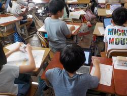 一人一人が自分のペースで学習を進める3年生