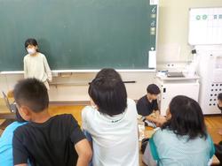 「あなたなら、どういう」と、役割演技をする4年生