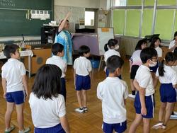 地域の方から動作の意味を教えてもらう2年生