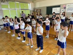初めてフラダンスにチャレンジする2年生