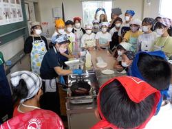 アジに塩コショウをしてソテーにする平田っ子