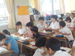 新たな問いについて3人組で意見交換する5年生