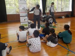 タイヤを車体に固定する作業を聞く5年生