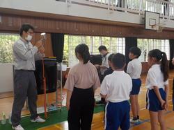塗装の工程の説明を受ける5年生