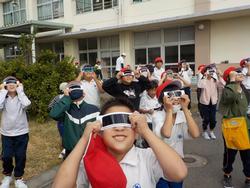 遮光板で太陽を見る3年生