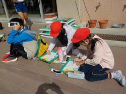 かげのでき方を記録する3年生