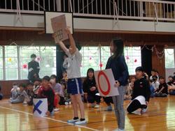 平田小学校についてのマルバツクイズをする児童会