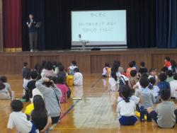 グループに分かれて自己紹介をする1，2年生