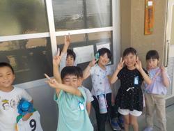 クイズを一緒に考える1，2年生