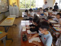 1時間のめあてや内容を書き込む6年生