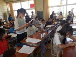 学びのふり返りを発表する6年生