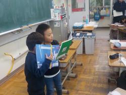 ペアでお互いの式を説明し合う2年生