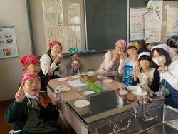 握ったおにぎりをほおばる3年生