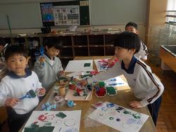 練習用紙を使ってハンコやローラーを練習する1年生