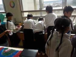 みんなで協力して後片付けする1年生