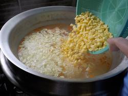 ゆで汁に野菜を入れる