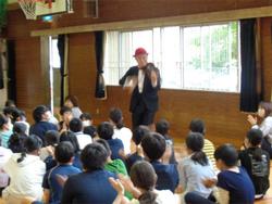 会場をまわって演奏