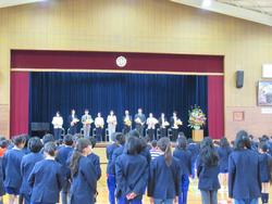 離任される先生方と校歌斉唱