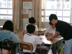 折り方を教える6年生