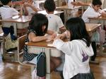 折り方を教える6年生4