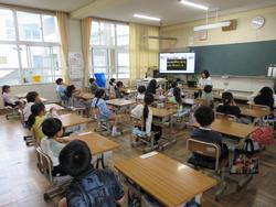 校長先生の話を聴く児童