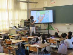 お話を聞く1年生