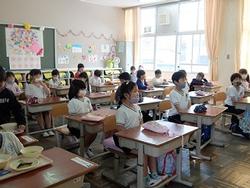静かに待つ様子